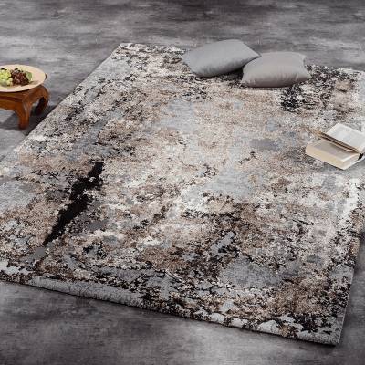 Einrichtungsbeispiel schwarzer Boden mit Designteppich in braun und beige von heineking24